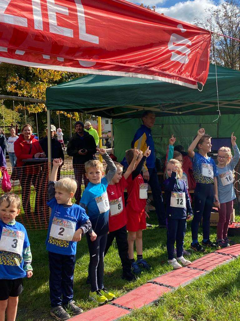 Sythener Leichtathlet:innen performen beim Crosslauf in Dorsten