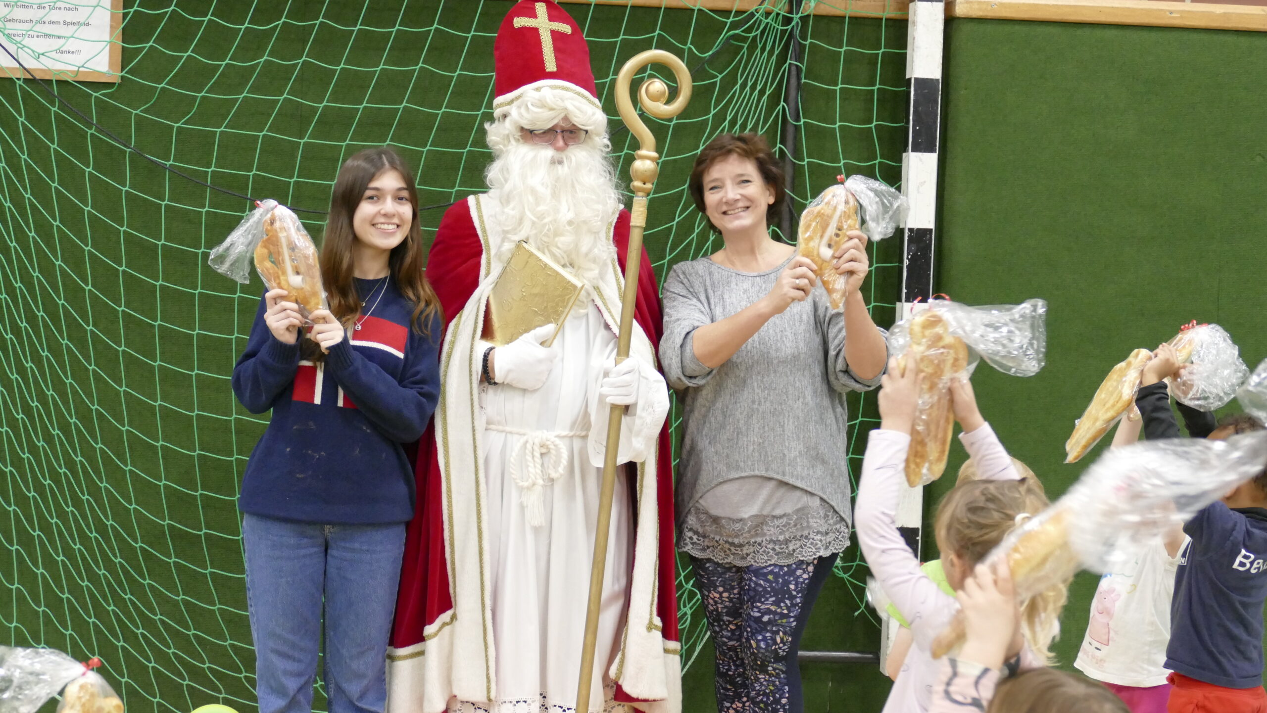 Nikolausbesuch beim Kinderturnen begeistert die Kleinsten